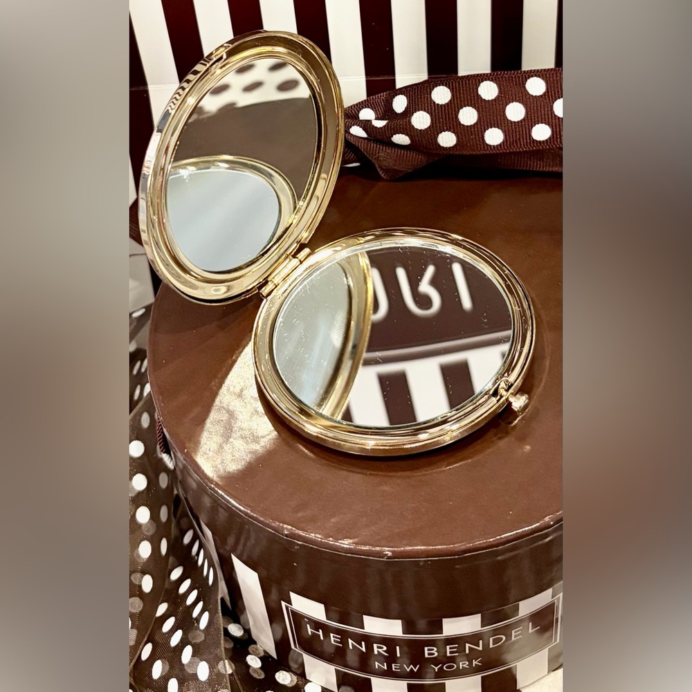 NWT HENRI BENDEL Floral Gold-Tone Round Compact Mirror. No scratches. Perfect. - Picture 4 of 6